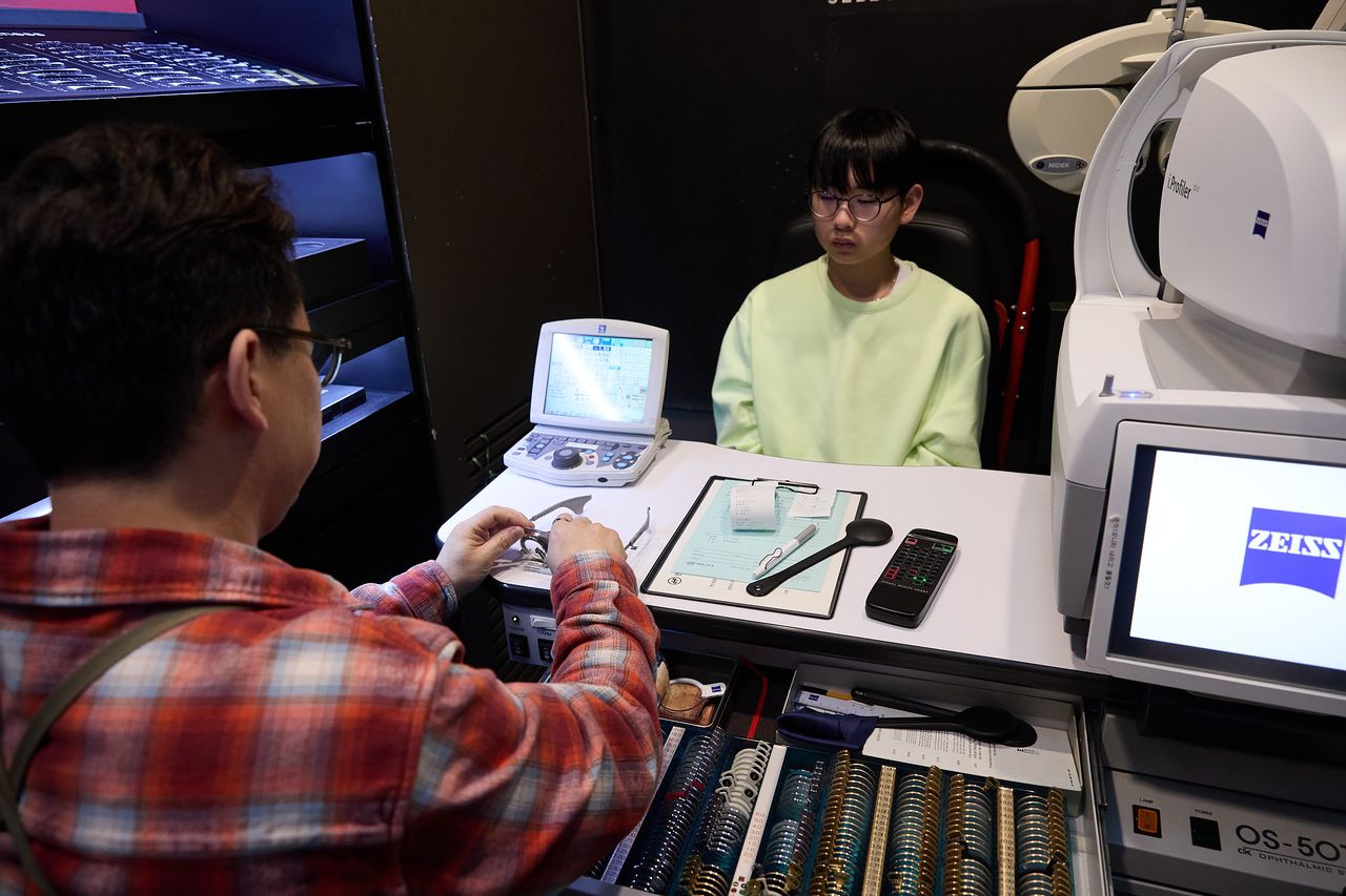 안경을 맞추러 가면 눈 상태를 살펴보는 검안 과정을 거치게 된다. 검안하며 평소 쓰던 안경이 눈에 맞지 않는다는 것을 알게 된 서진하 학생기자.