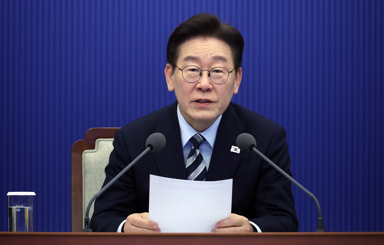 이재명 대통령이 12일 청와대에서 열린 수석보좌관회의에서 발언하고 있다. 연합뉴스