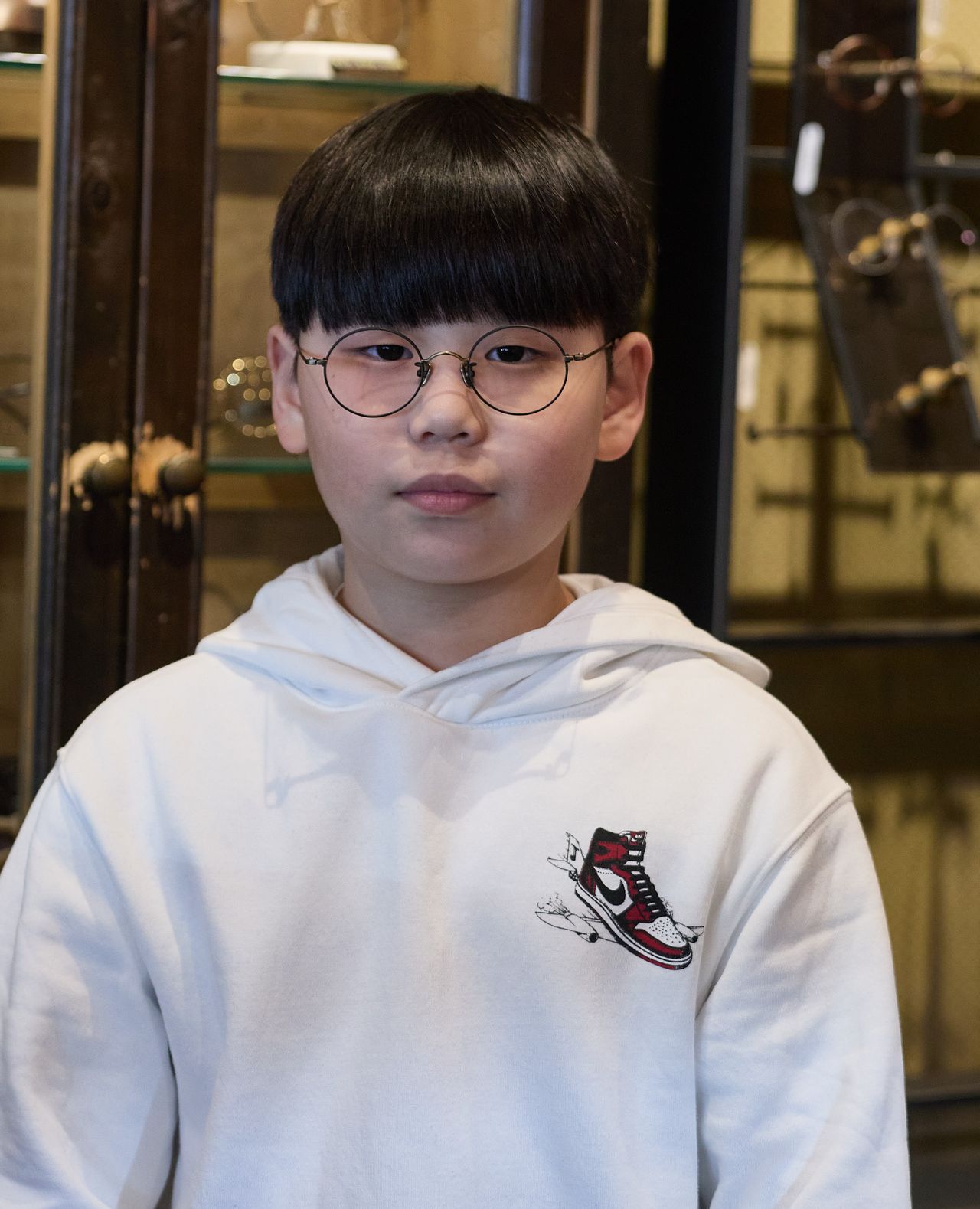 평범한 원형 검정테 안경을 쓰던 손지완 학생모델은 첫 번째로 기존 스타일과 비슷해 무난하지만 미세하게 좀 더 뚜렷해 보이고 탄성이 좋은 테를 추천받았다.