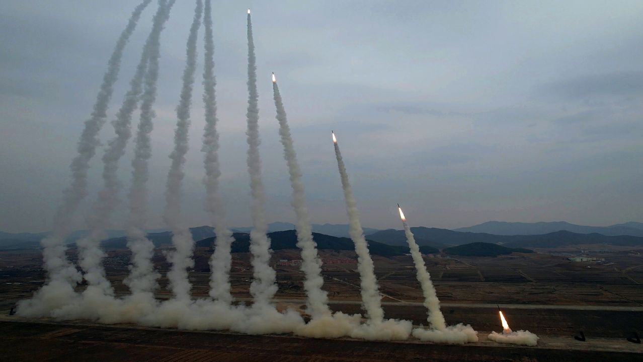 북한 노동신문은 “14일 조선인민군 서부지구 장거리포병구분대의 화력타격훈련이 진행됐다”면서 “훈련에는 600㎜ 초정밀 다연장 방사포 12문과 2개의 포병중대가 동원됐다”고 15일 보도했다. [노동신문=뉴스1]