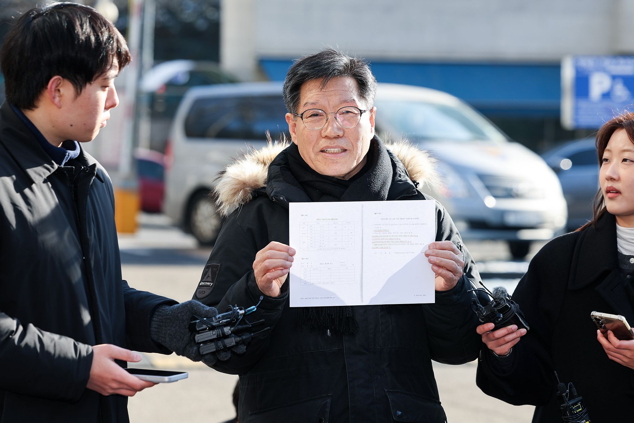 일본군 ‘위안부’ 피해자를 모욕하는 시위를 벌여온 혐의를 받는 김병헌 위안부법폐지국민행동 대표가 지난달 3일 서울 서초경찰서에 피의자 신분으로 출석하며 취재진의 질문에 답하고 있다. 우상조 기자