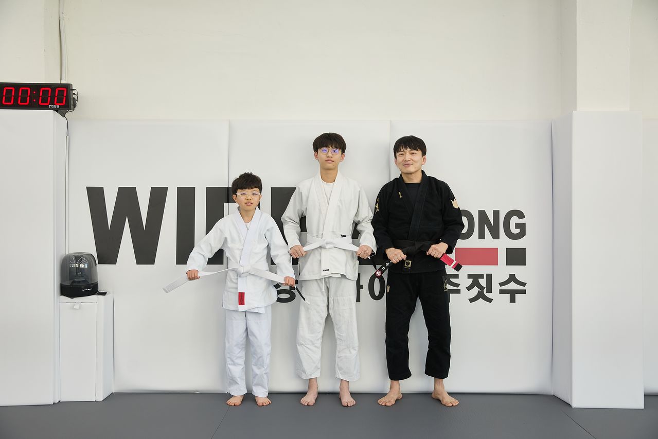 주짓수는 상대의 균형을 무너트리고, 정확한 타이밍에 기술을 연결해 대결하는 무예로 힘보다는 상황에 맞는 전략이 더 중요하다고 소중 학생기자단에게 강조한 정동석(맨 오른쪽) 관장. 