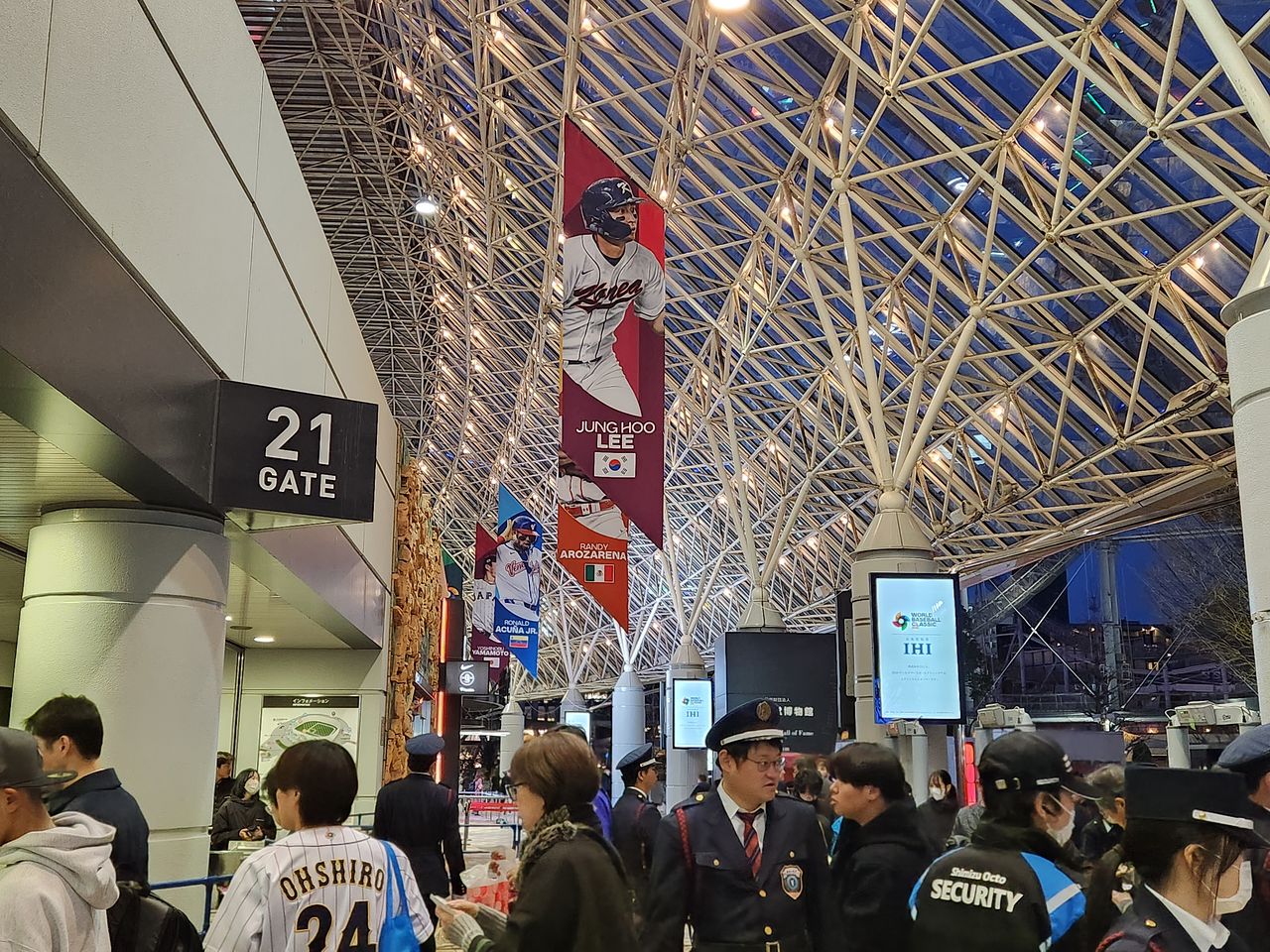 지난 10일 일본 도쿄돔에 이정후의 포스터가 걸려 있다. 오누키 도모코 특파원