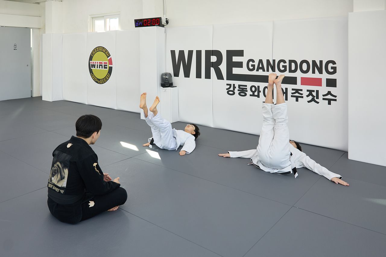 넘어질 때 손목·팔꿈치· 어깨·척추 등을 보호해 부상 위험을 크게 줄이고, 스파링에서 방어 수단으로 활용할 수 있는 낙법을 배운 소중 학생기자단. 