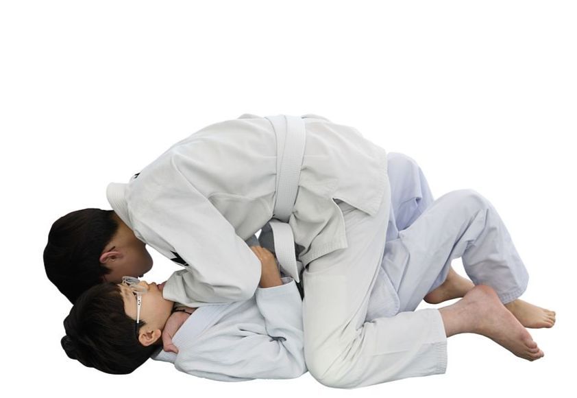 상대의 도복 깃(컬러)을 양손으로 교차해 잡고 목을 압박한 기술 ‘크로스 컬러 초크’를 수혁(왼쪽) 학생기자에게 시도하는 지우 학생모델.