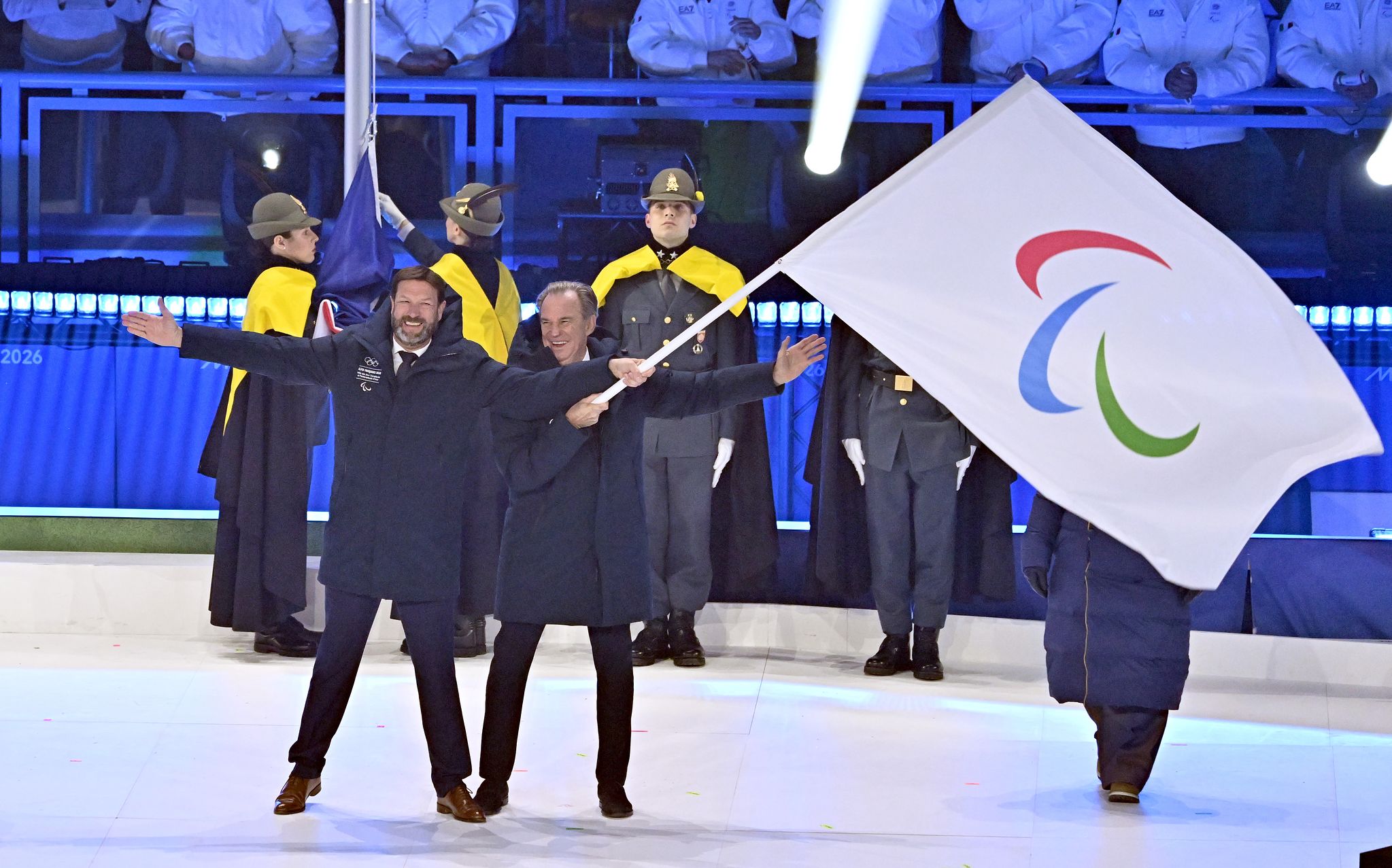 15일(현지시간) 이탈리아 코르티나담페초 컬링 올림픽 스타디움에서 열린 2026 밀라노·코르티나 패럴림픽 폐막식에서 차기 개최지인 프랑스 알프스 관계자들이 패럴림픽기를 흔들고 있다. 사진공동취재단