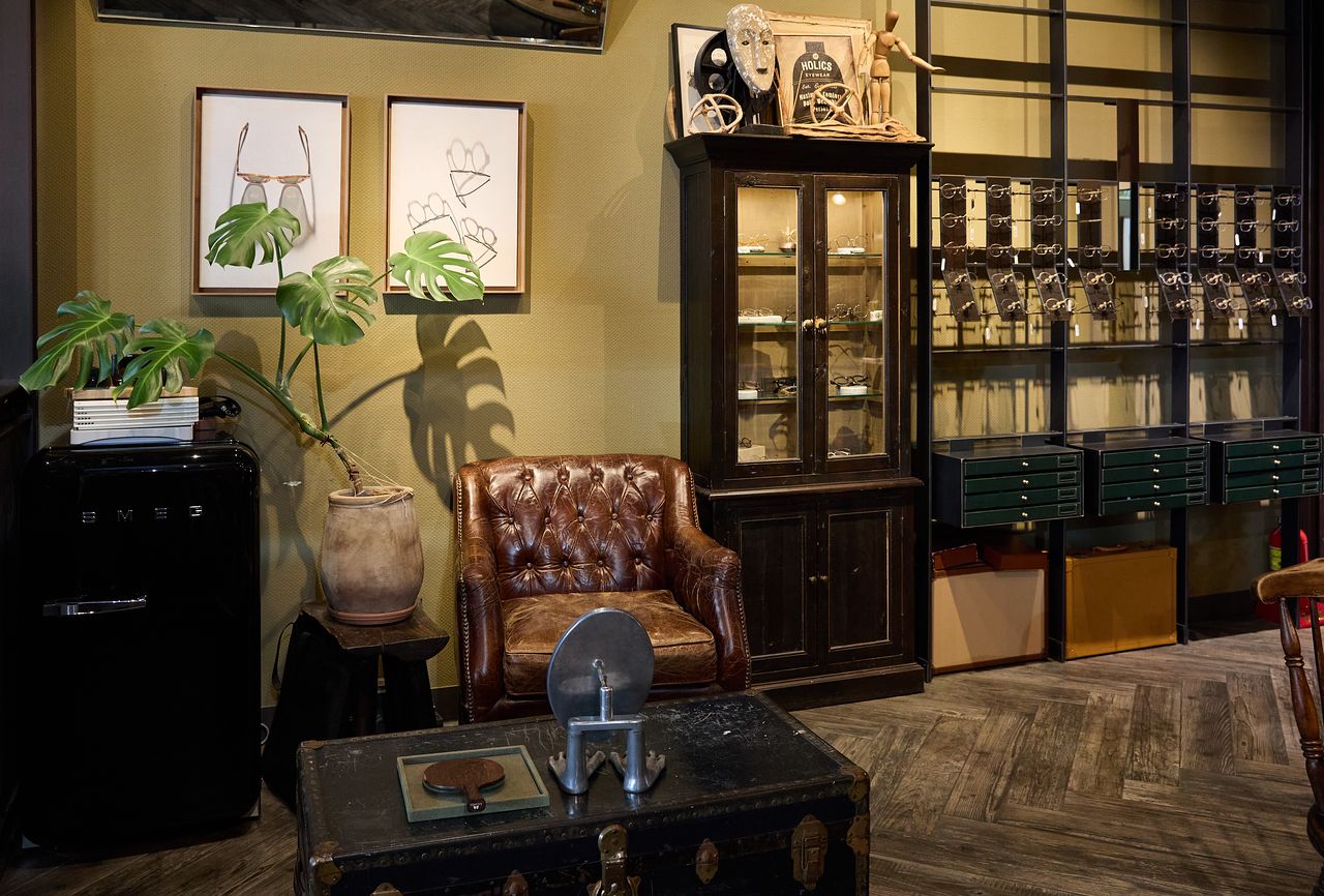 홀릭스 안경원은 우리나라 1세대 편집숍으로 새로운 흐름이나 트렌드를 찾아서 제일 먼저 소개하는 곳이다.