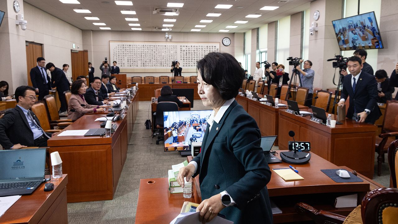 16일 서울 여의도 국회에서 열린 제433회국회(임시회) 법제사법위원회 제2차 전체회의에서 추미애 위원장이 정회를 선포하고 이석하고 있다. 뉴스1