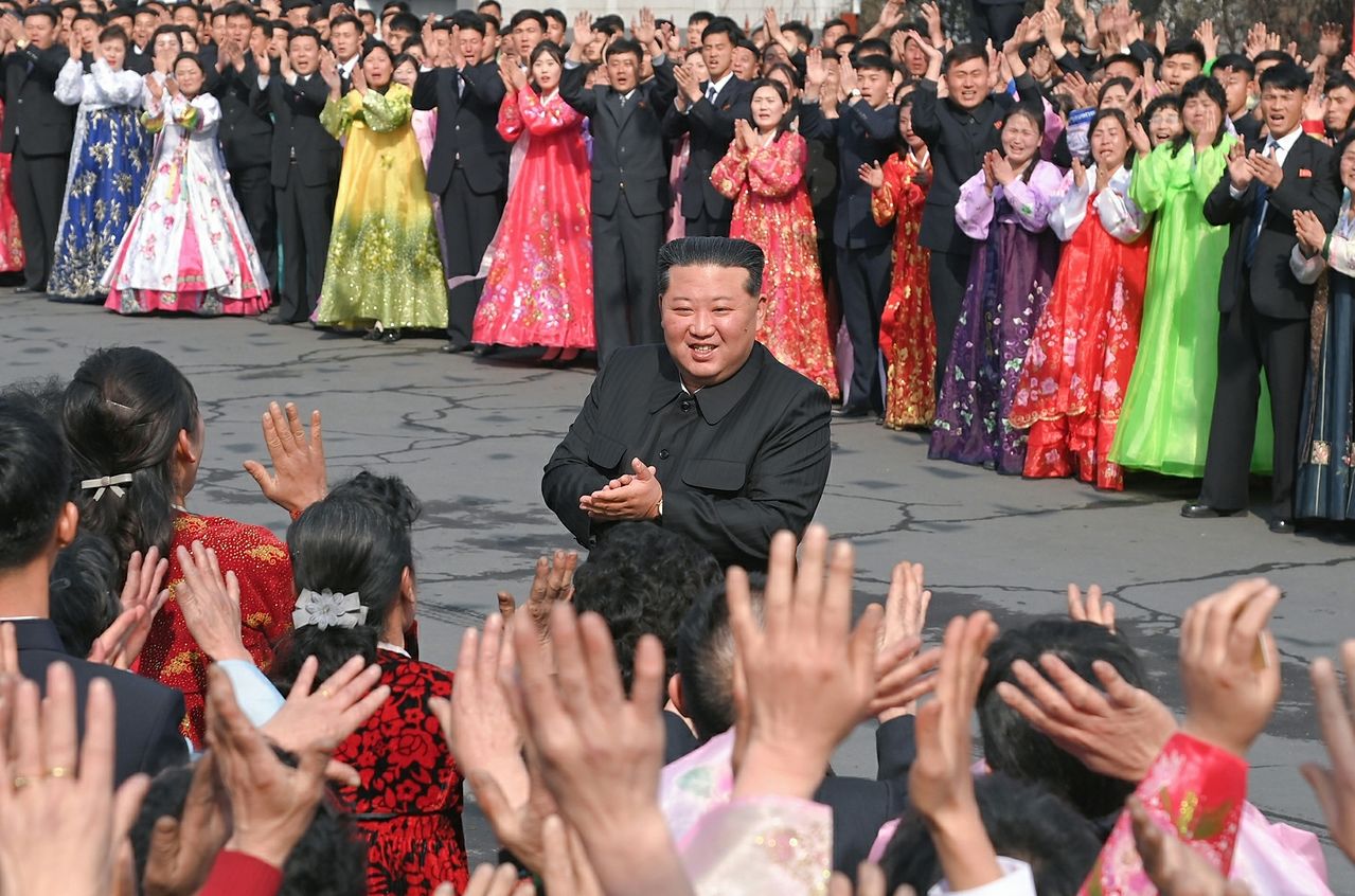 노동신문은 16일 "전국의 모든 선거구에서 조선민주주의인민공화국 최고인민회의 제15기 대의원선거가 15일 실시됐다"며 김정은 국무위원장이 순천지구청년탄광연합기업소 천성청년탄광에 마련된 선거장에 방문해 투표했다고 보도했다. 노동신문, 뉴스1