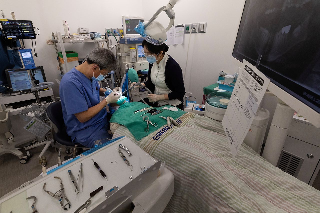 김동현 경기 권역 장애인구강진료센터장(단국대 죽전치과병원 교수)이 지난 2월 24일 장애인 환자의 치아를 진료하고 있다. 전민규 기자