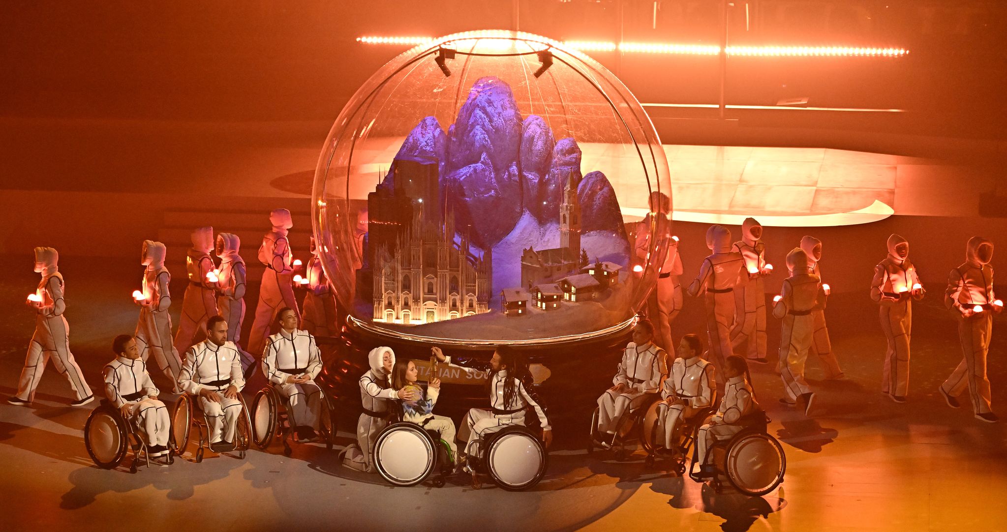 15일(현지시간) 이탈리아 코르티나담페초 컬링 올림픽 스타디움에서 열린 2026 밀라노·코르티나 패럴림픽 폐막식에서 폐막공연이 열리고 있다. 사진공동취재단