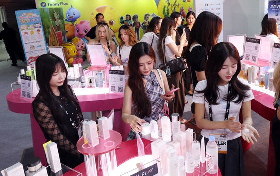 지난해 한류 종합 축제인 '2025 마이케이 페스타(MyK FESTA)'에서 외국인 고객들이 K뷰티 전시·체험부스를 살펴보고 있다.  뉴스1