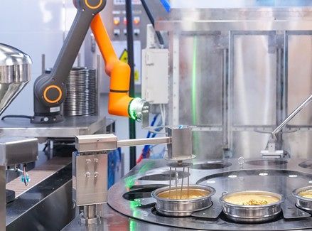 라면을 조리하고 있는 한화로보틱스 협동로봇