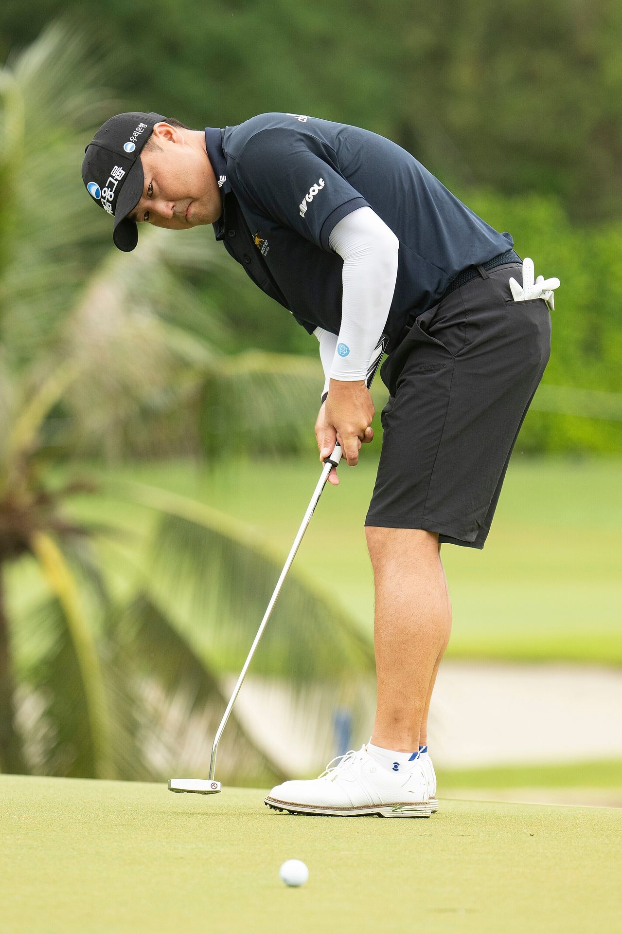 15일 끝난 LIV 골프 싱가포르 대회 연장전에서 80㎝짜리 파 퍼트를 놓쳐 브라이슨 디섐보에게 우승을 내준 이태훈. [AP=연합뉴스]