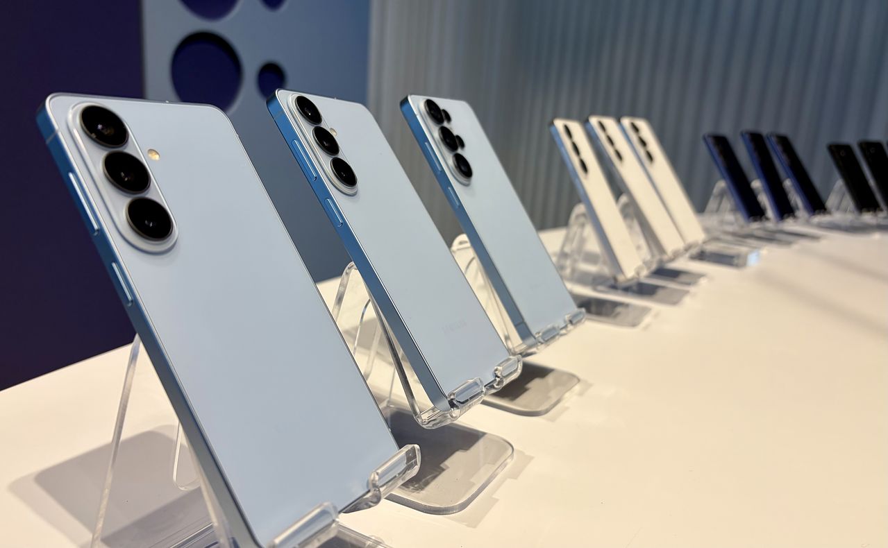 삼성전자가 미국 샌프란시스코에서 지난달 25일(현지시간) 공개한 스마트폰 갤럭시S26 시리즈가 제품 발표회장에 전시돼 있다. 연합뉴스