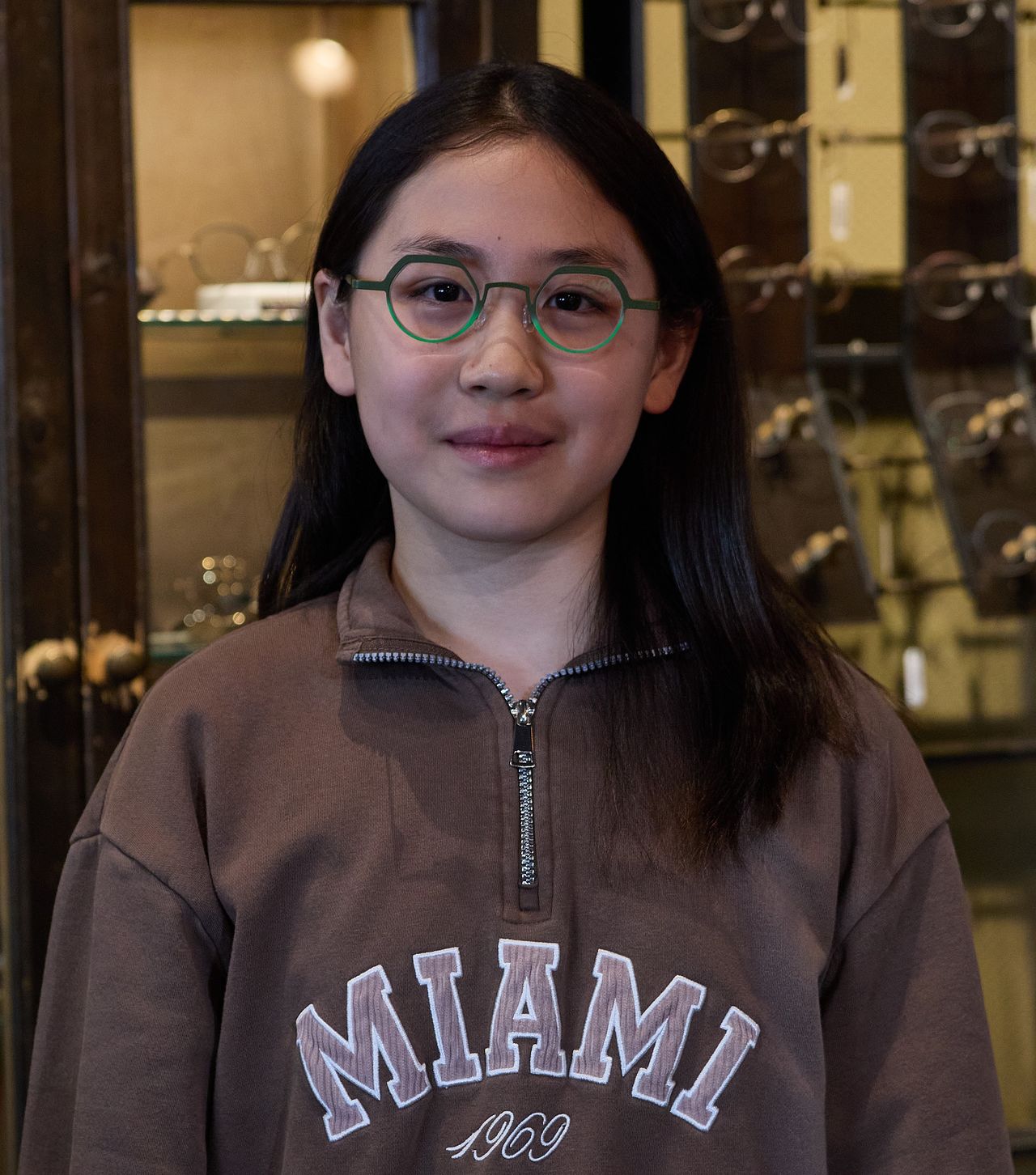 안경을 쓰다가 지난해부터 드림렌즈를 끼고 있는 이윤슬 학생기자는 이미지를 바꿔주는 패션 안경을 추천받았다.