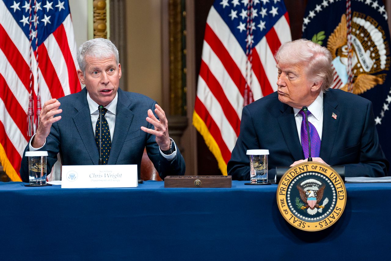 지난 4일(현지시간) 미국 워싱턴 DC 백악관 인근 아이젠하워 행정청사에서 열린 인공지능(AI) 인프라 관련 행사에서 크리스 라이트 에너지부 장관(왼쪽)이 발언하는 모습을 도널드 트럼프 대통령이 지켜보고 있다. EPA=연합뉴스