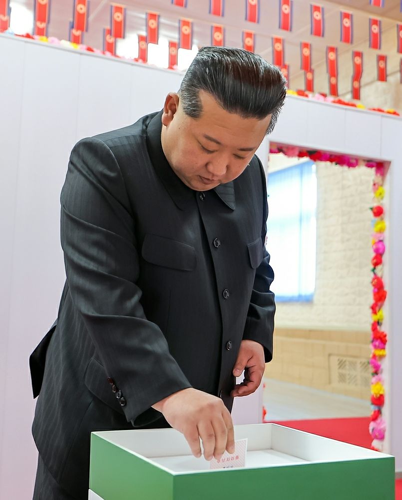 김정은 국무위원장이 15일 순천지구청년탄광연합기업소 천성청년탄광에 마련된 선거장에 방문해 투표하는 모습.노동신문, 뉴스1