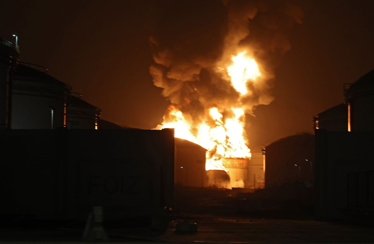 지난 4일(현지시간) 아랍에미리트(UAE) 푸자이라 정슈시설에서 요격된 드론의 잔해로 인해 발생한 화재로 불길이 치솟고 있다. EPA=연합뉴스