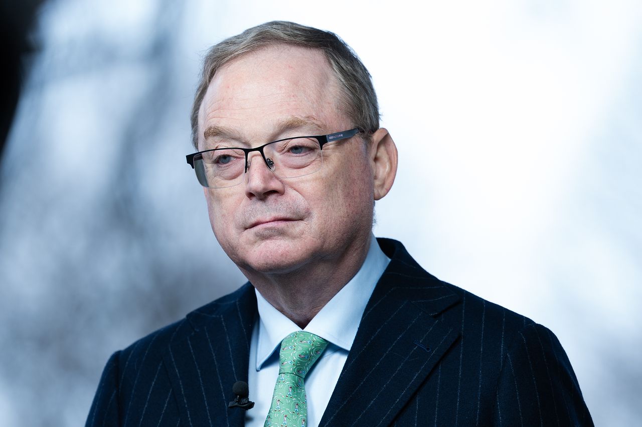 케빈 해셋 미국 백악관 국가경제위원장이 지난 6일(현지시간) 워싱턴 DC 백악관 경내에서 블룸버그 TV와 인터뷰를 하고 있다. EPA=연합뉴스