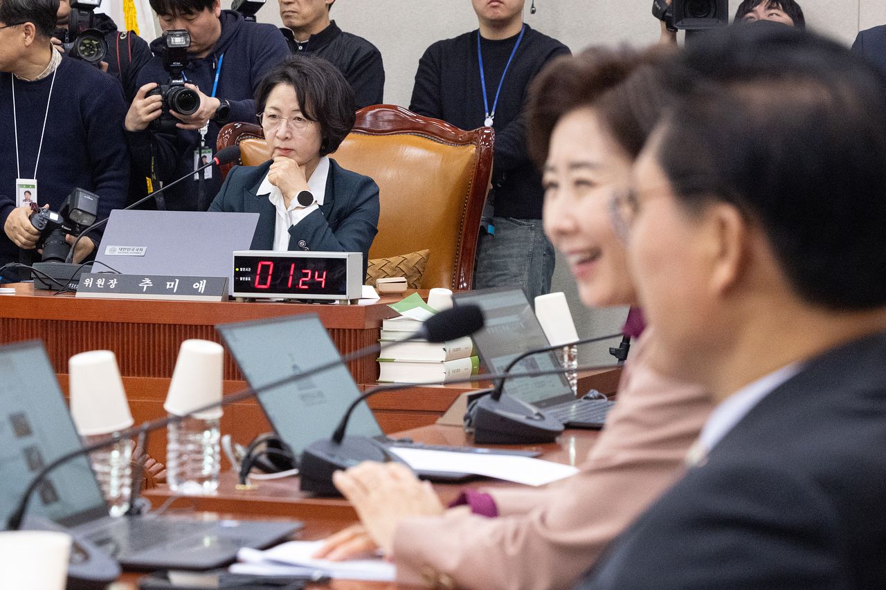 16일 서울 여의도 국회에서 열린 제433회국회(임시회) 법제사법위원회 제2차 전체회의에서 나경원 국민의힘 의원이 안건 미정에 대해 항의 발언을 이어가다 헛웃음 짓고 있다. 뉴스1