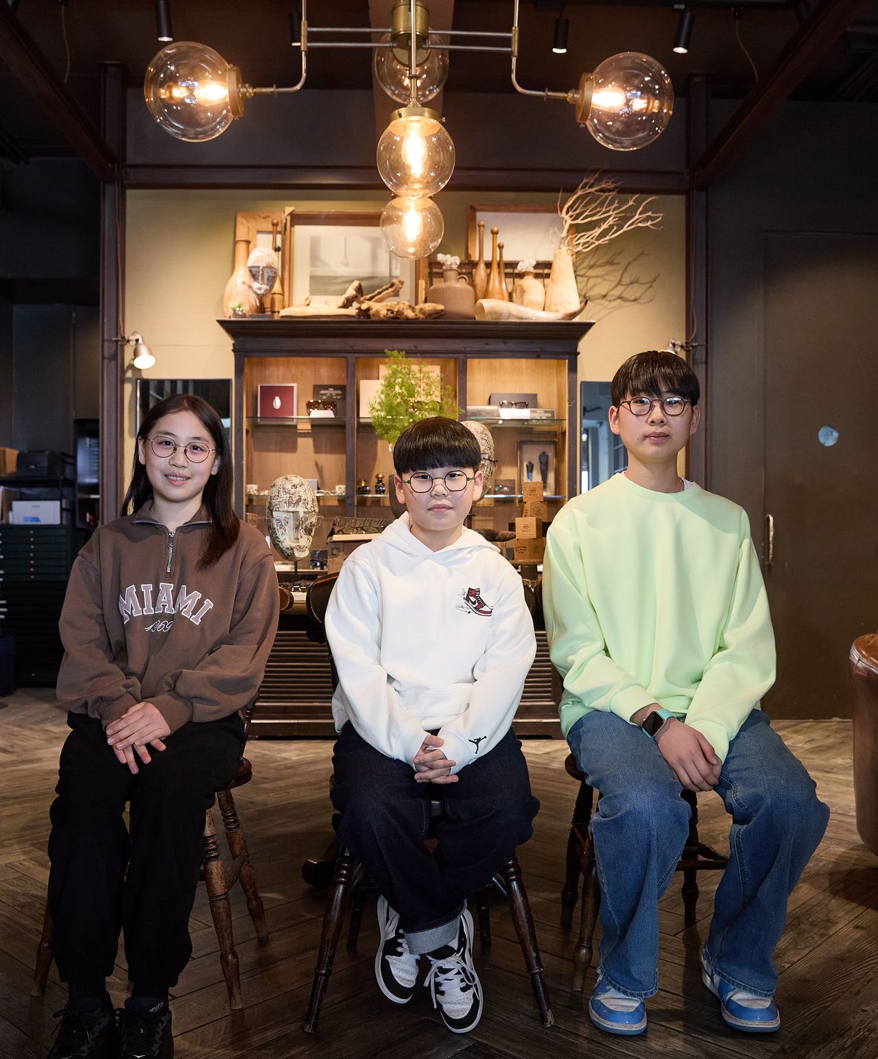 나에게 맞는 안경을 직접 착용해보고, 안경의 다양한 기능을 비롯한 여러 궁금증과 K-안경을 이끄는 안경사 직업에 대해서도 알아본 소중 학생기자단.