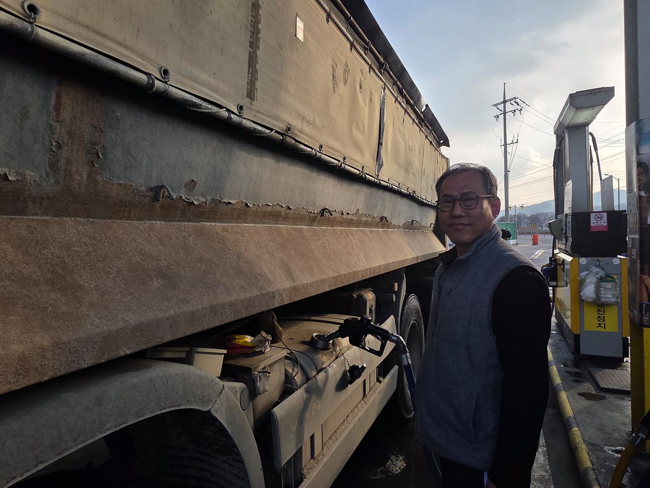 25.5톤(t) 덤프트럭 기사 김만기씨가 지난 12일 경기 이천시의 한 주유소에서 기름을 채우고 있다. 이영근 기자