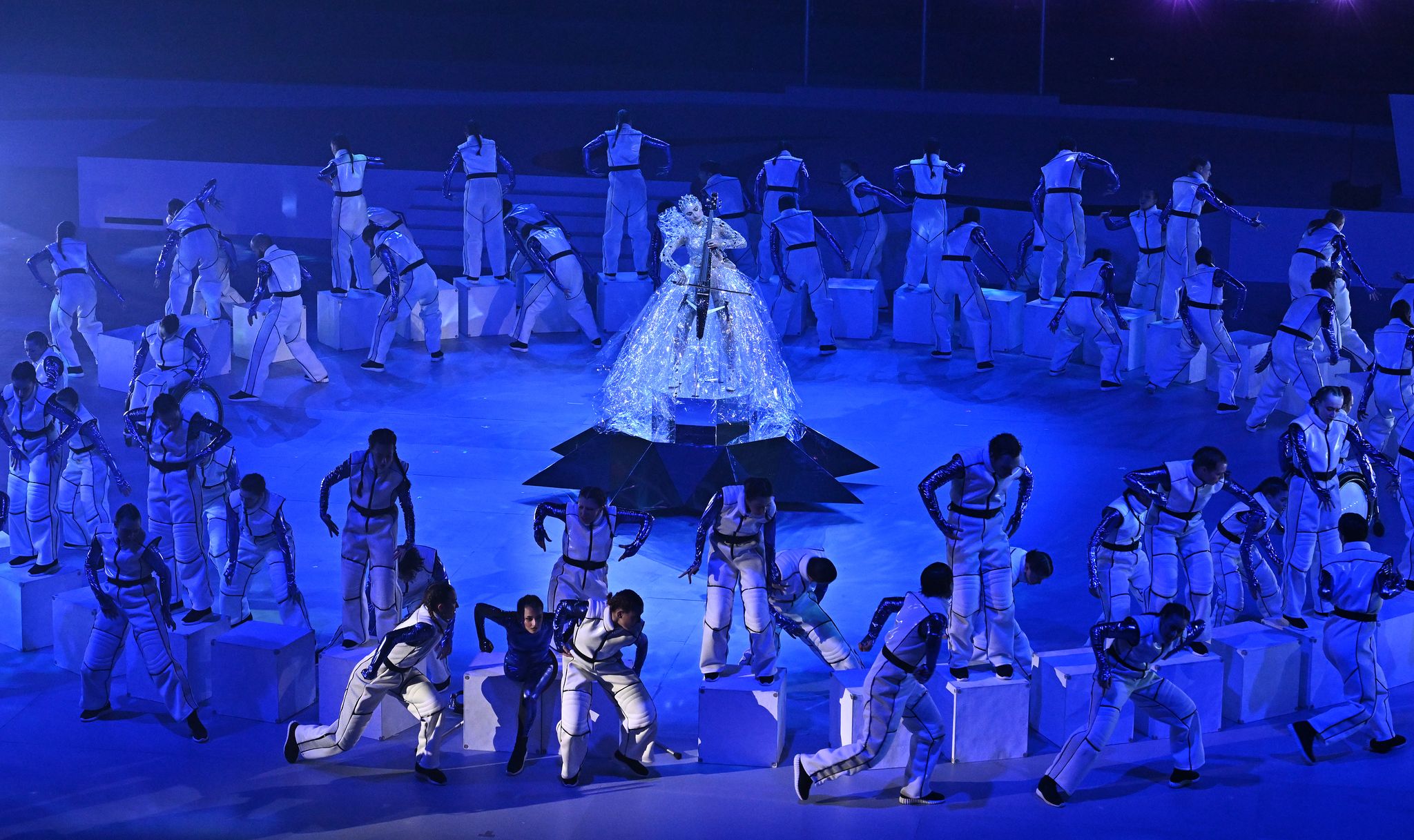 15일(현지시간) 이탈리아 코르티나담페초 컬링 올림픽 스타디움에서 열린 2026 밀라노·코르티나 패럴림픽 폐막식에서 폐막공연이 열리고 있다. 사진공동취재단