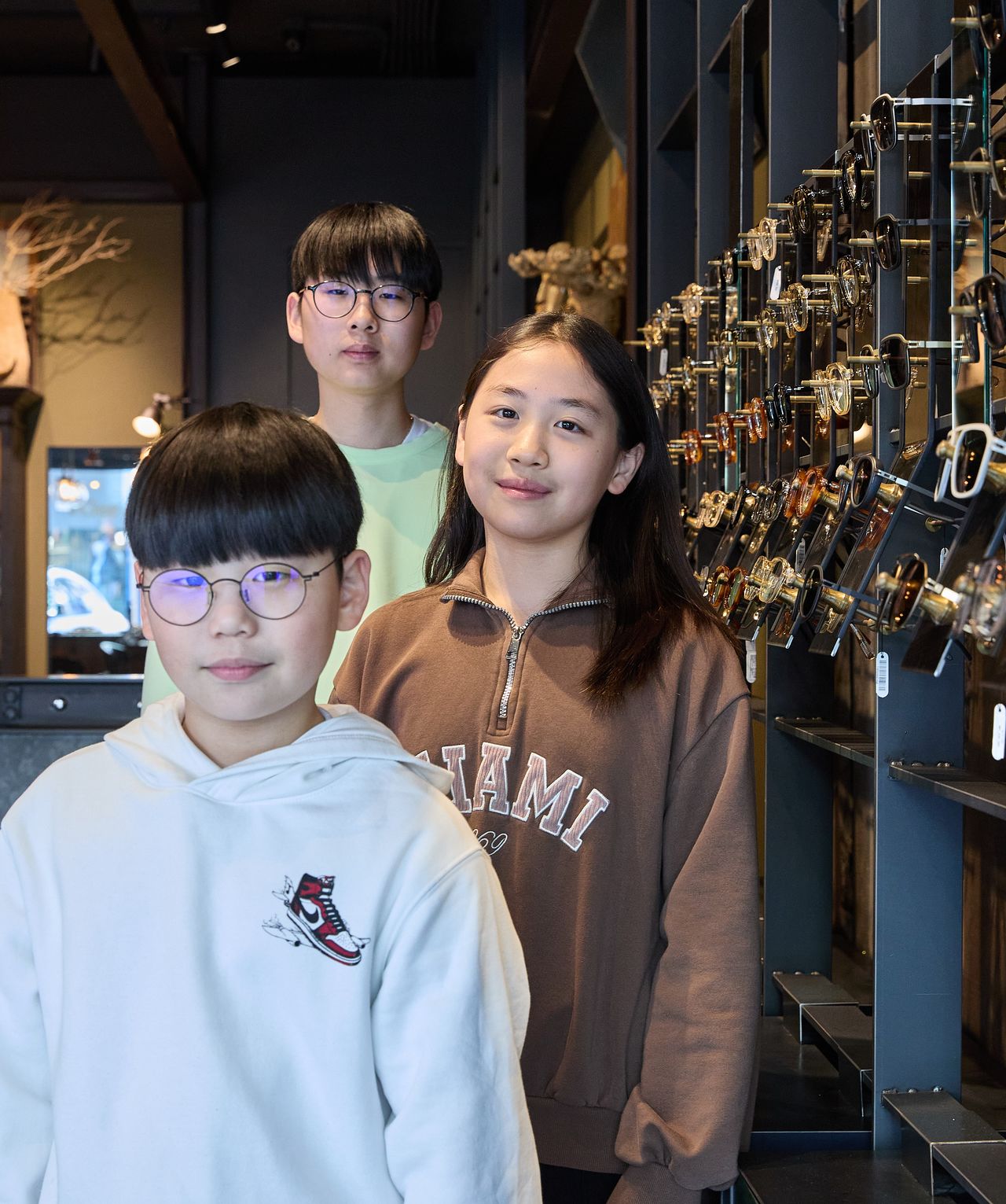 손지완 학생모델·이윤슬·서진하(앞에서부터) 학생기자가 나에게 맞는 안경을 선택하는 방법, 안경에 대한 궁금증과 K-안경을 이끄는 안경사 직업에 대해서도 알아봤다. 