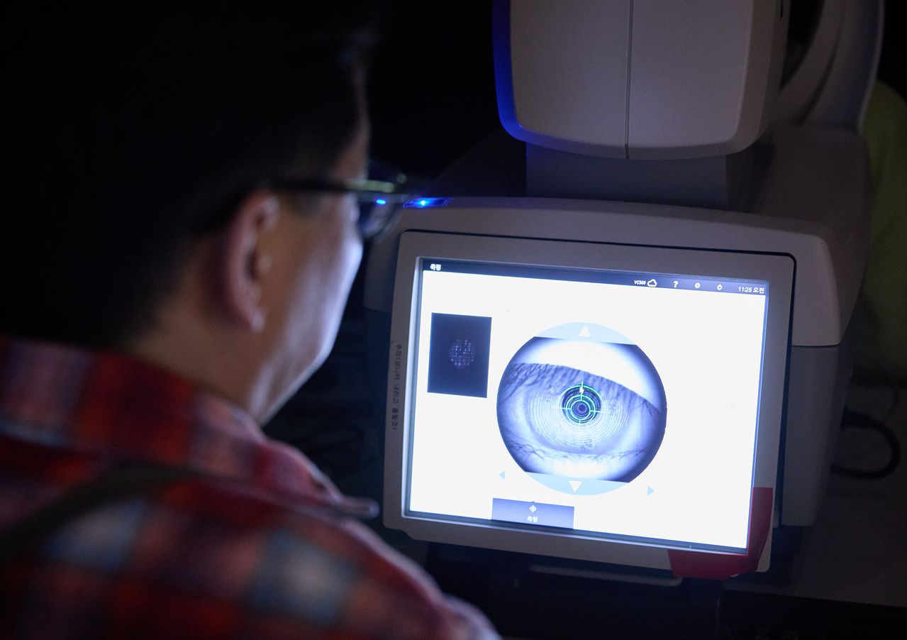 검안 과정에서는 원형판 속 선이 흐리고 진한 방향을 파악하고, 빨간색 초록색 화면 중 더 선명해 보이는 것을 체크하며 시력 상태를 알아본다.