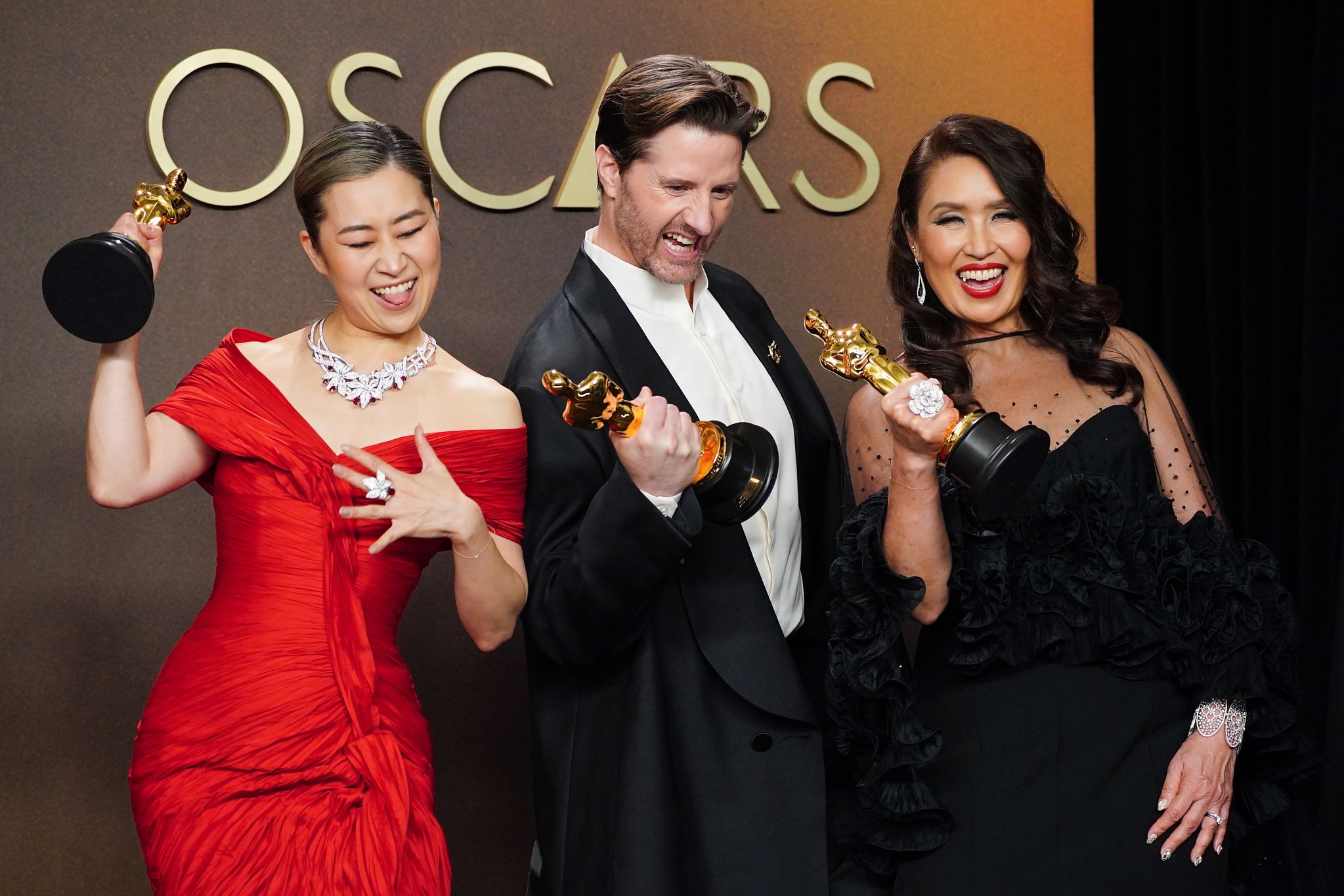 장편 애니메이션상을 받은 매기 강, 크리스 애플한스, 미셸 L.M. 웡(왼쪽부터)이 취재진을 향해 포즈를 취하고 있다. [AP=연합뉴스]