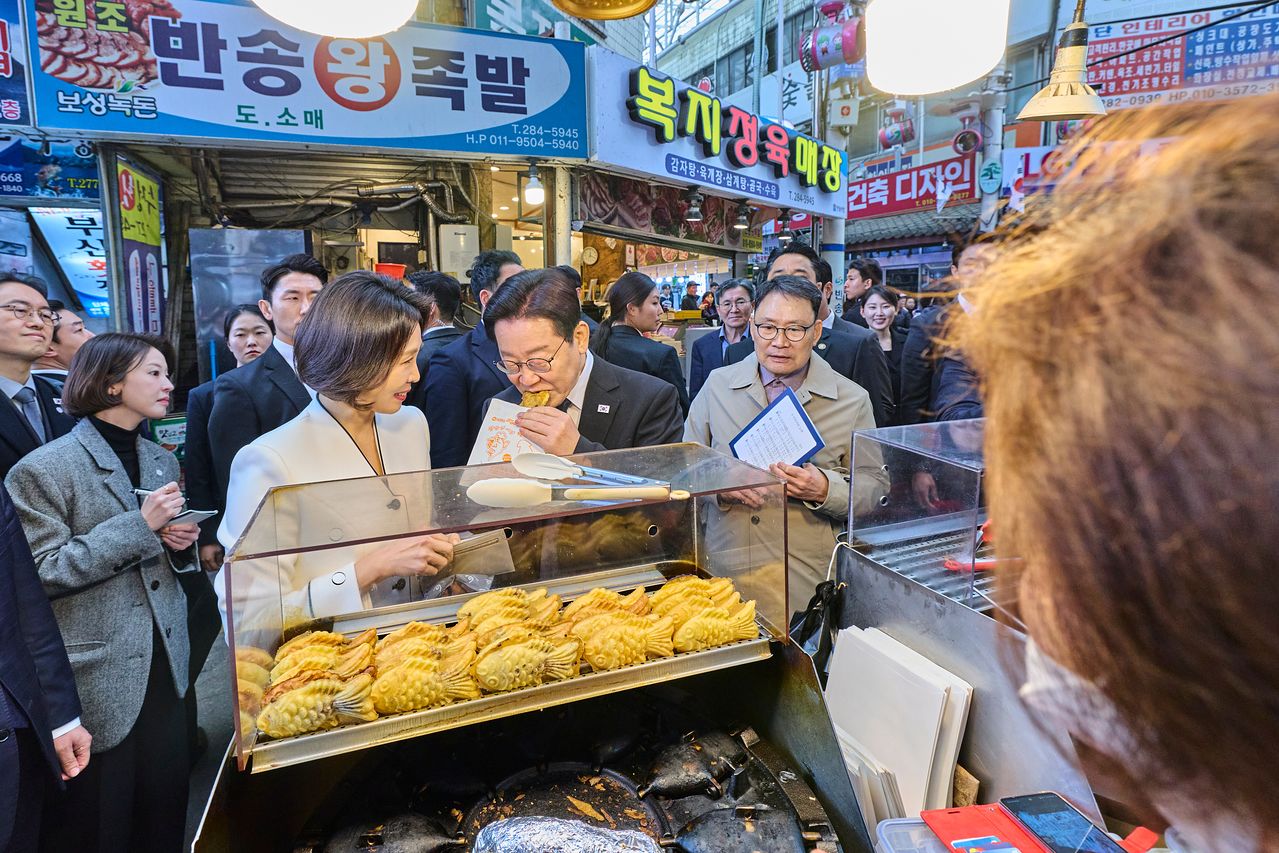 이재명 대통령과 김혜경 여사가 15일 경남 창원시 성산구 반송시장을 찾아 붕어빵을 맛보고 있다. 사진 청와대