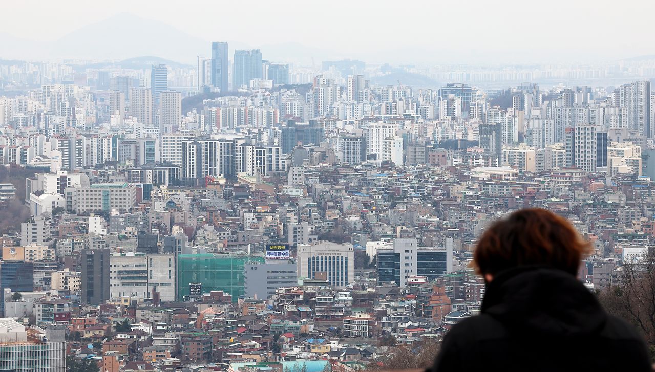서울 강남 3구(서초·강남·송파구)와 용산구의 아파트 가격이 하락 전환한 것으로 나타난 지난달 26일 서울 남산 전망대에서 바라본 시내 곳곳에 아파트 단지가 빼곡하게 들어서 있다.연합뉴스 