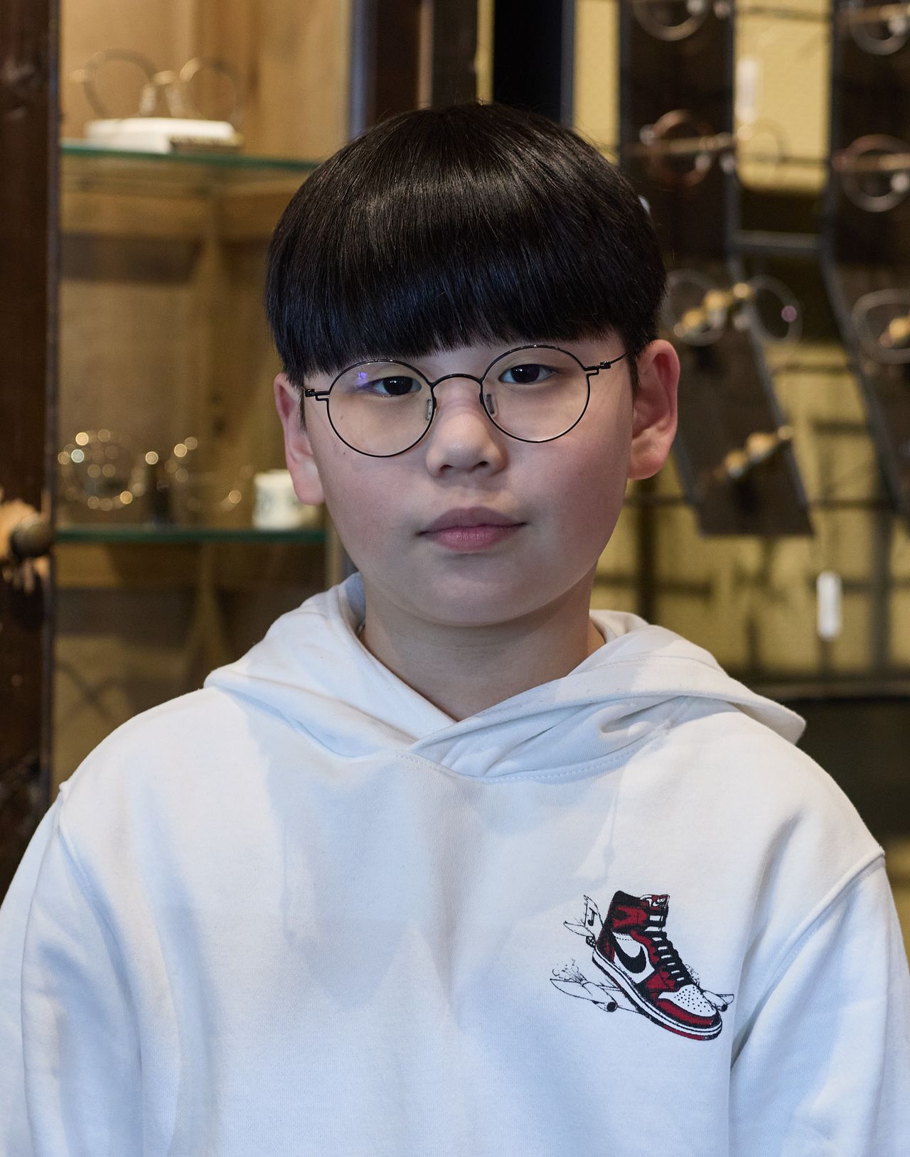 평범한 원형 검정테 안경을 쓰던 손지완 학생모델. 