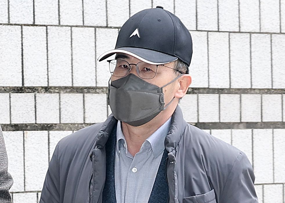 12·3 비상계엄에 가담한 혐의로 기소된 곽종근 전 육군 특수전사령관이 16일 오후 서울 서초구 서울중앙지법에서 열린 내란중요임무종사 등 1차 공판에 출석하고 있다. 뉴스1