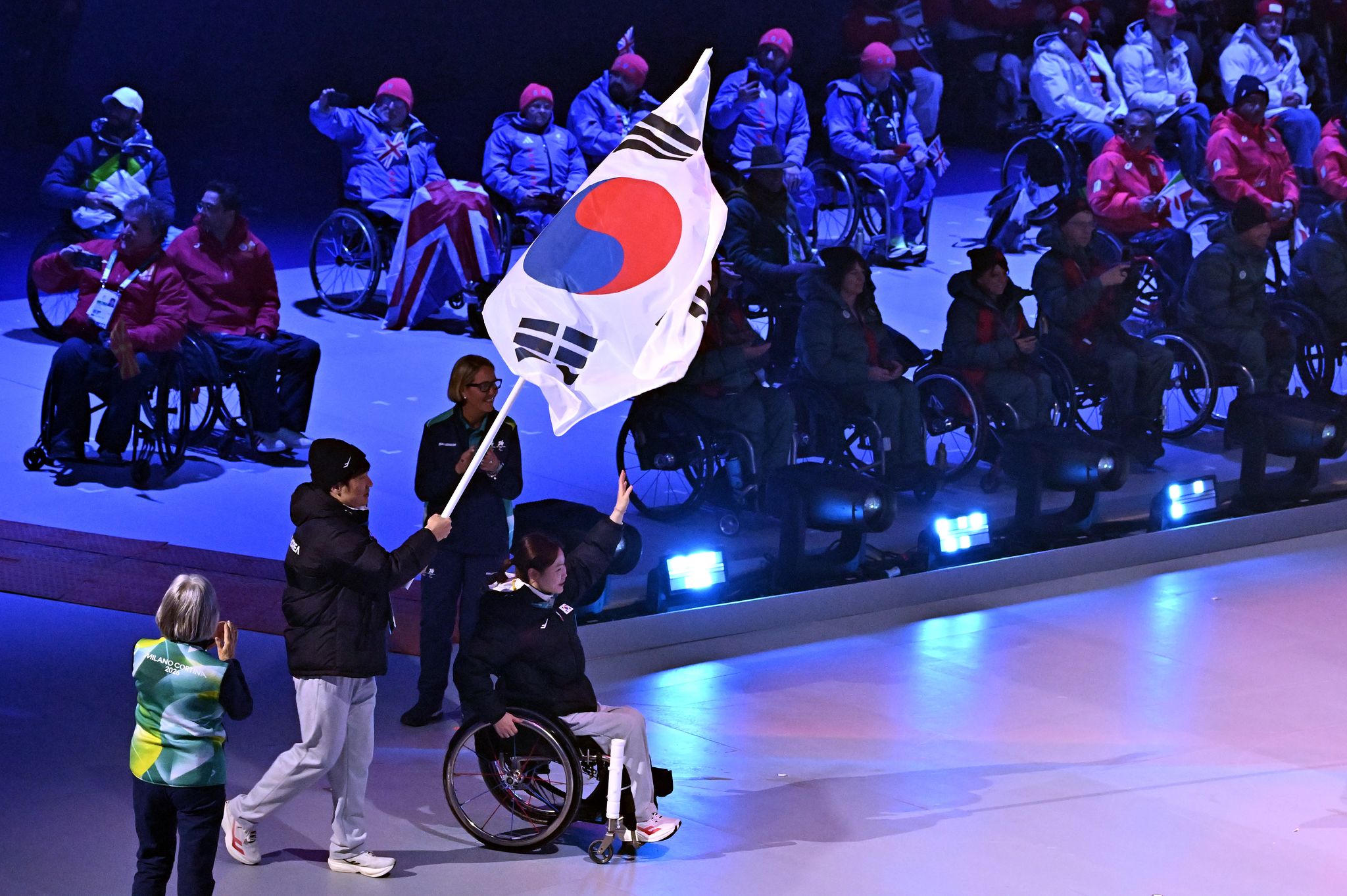 휠체어컬링 백혜진과 스노보드 이제혁이 15일(현지시간) 이탈리아 코르티나담페초 컬링 올림픽 스타디움에서 열린 2026 밀라노·코르티나 패럴림픽 폐막식에서 태극기를 들고 입장하고 있다. 사진공동취재단