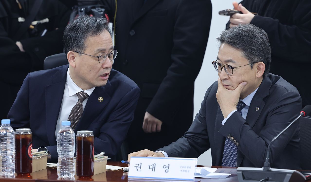 이형일 재정경제부 1차관과 권대영 금융위원회 부위원장이 16일 서울 여의도 국회 의원회관에서 열린 더불어민주당 중동사태 경제대응 TF 제2차 회의에서 대화하고 있다. 뉴스1