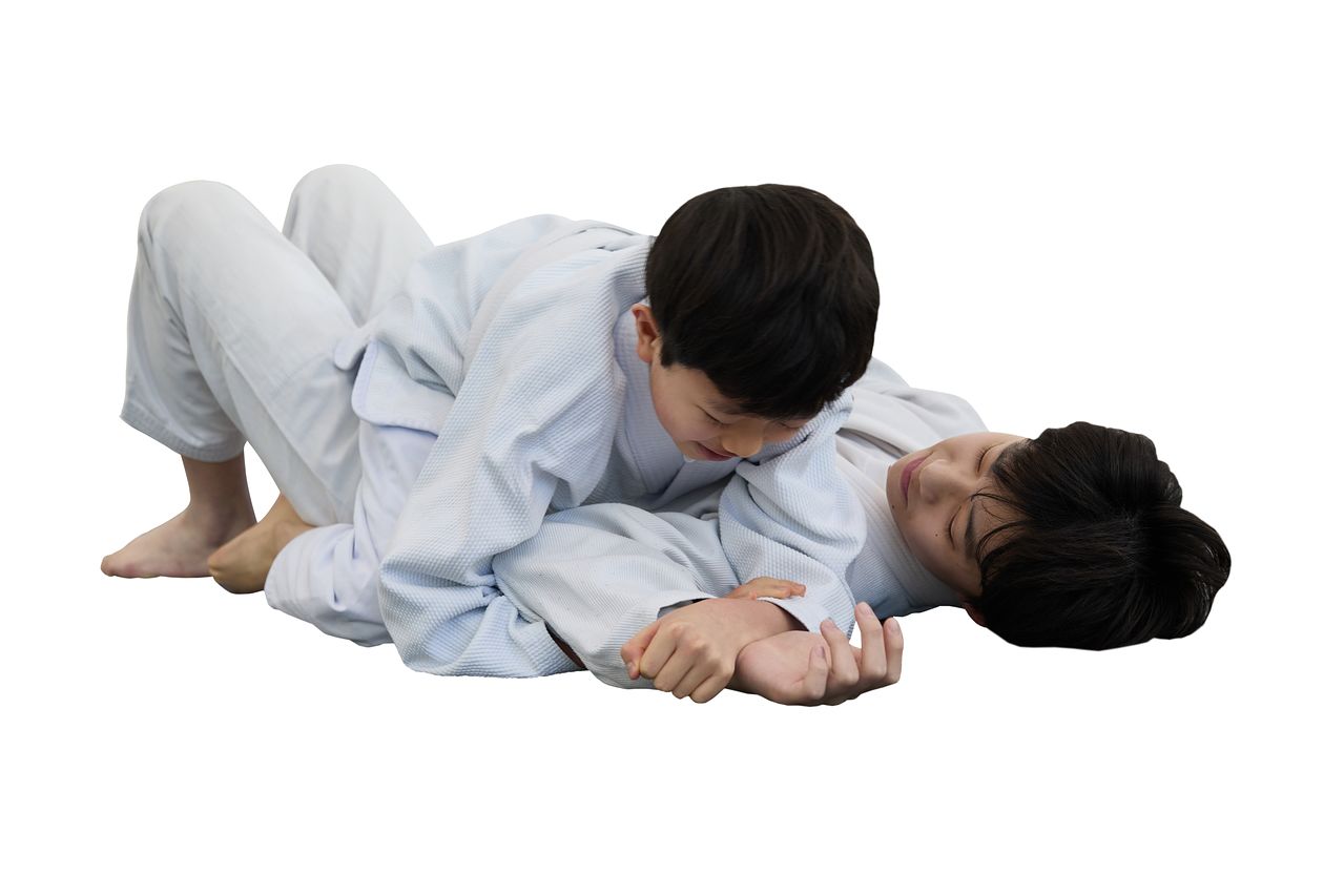 기술이 완전히 걸렸을 때 손이나 발로 매트를 두드려 항복 의사를 밝히는 신호 ‘탭(Tap)’은 주짓수에서 가장 중요한 동작이다. 수혁(왼쪽) 학생기자에게 탭을 한 지우 학생모델.