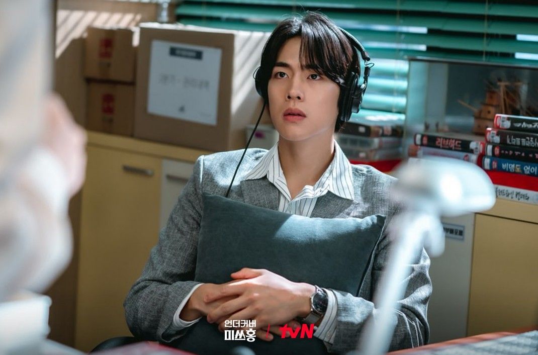 회사에 출근해 온종일 영화만 보는 알벗 오. [사진 tvN]