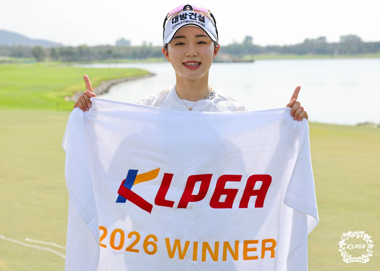우승 차지한 임진영   (서울=연합뉴스) 임진영이 한국여자프로골프(KLPGA) 투어 2026시즌 개막전 우승을 차지했다.   임진영은 15일 태국 촌부리의 아마타스프링 컨트리클럽(파72·6천609야드)에서 열린 KLPGA 투어 리쥬란 챔피언십(총상금 12억원) 대회 마지막 날 4라운드에서 보기 없이 버디만 7개를 기록하며 7언더파 65타를 쳤다.   우승한 임진영이 기념촬영을 하고 있다. 2026.3.15 [KLPGA 제공. 재판매 및 DB 금지]   photo@yna.co.kr (끝)  〈저작권자(c) 연합뉴스, 무단 전재-재배포, AI 학습 및 활용 금지〉