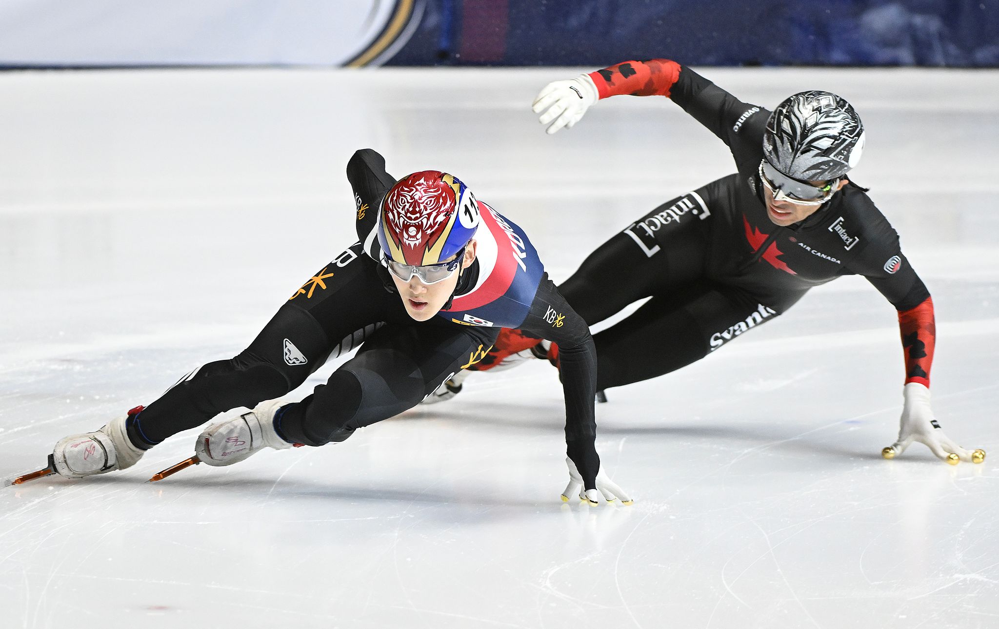 쇼트트랙 세계선수권대회에서 임종언(왼쪽)이 단지누를 따돌리고 우승했다. AP=연합뉴스