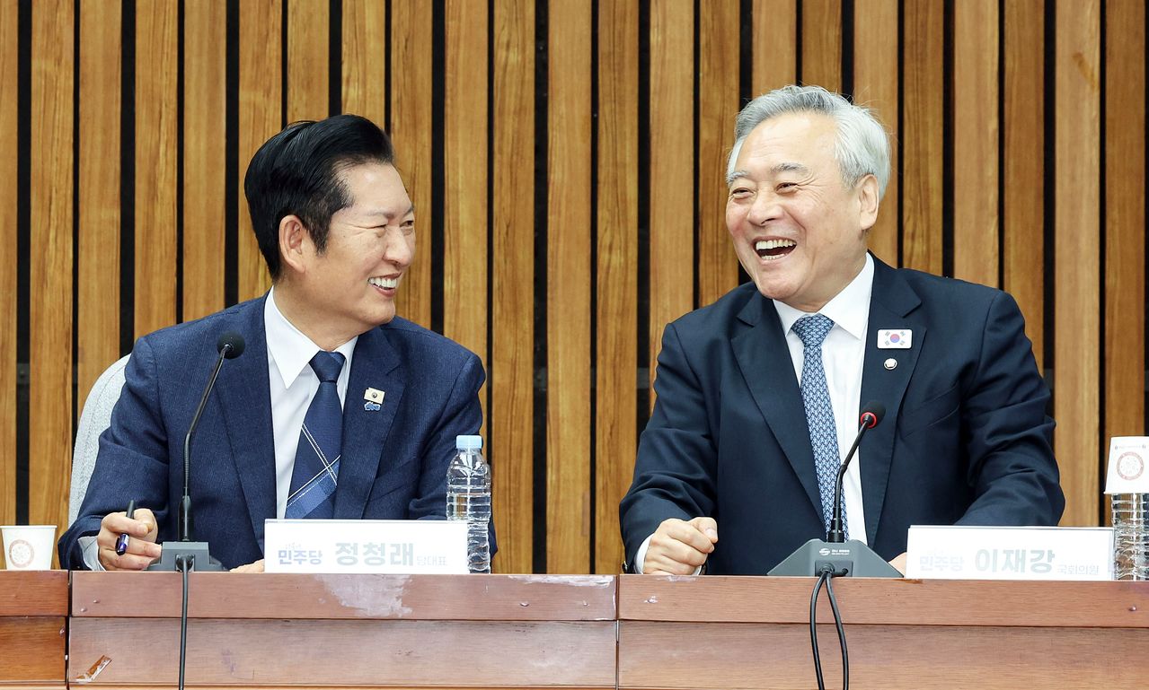 정청래 더불어민주당 대표(왼쪽)가 지난달 5일 오후 국회에서 조국혁신당과 합당 관련 초선의원들과 면담에 앞서 발언하고 있다. 김성룡 기자.