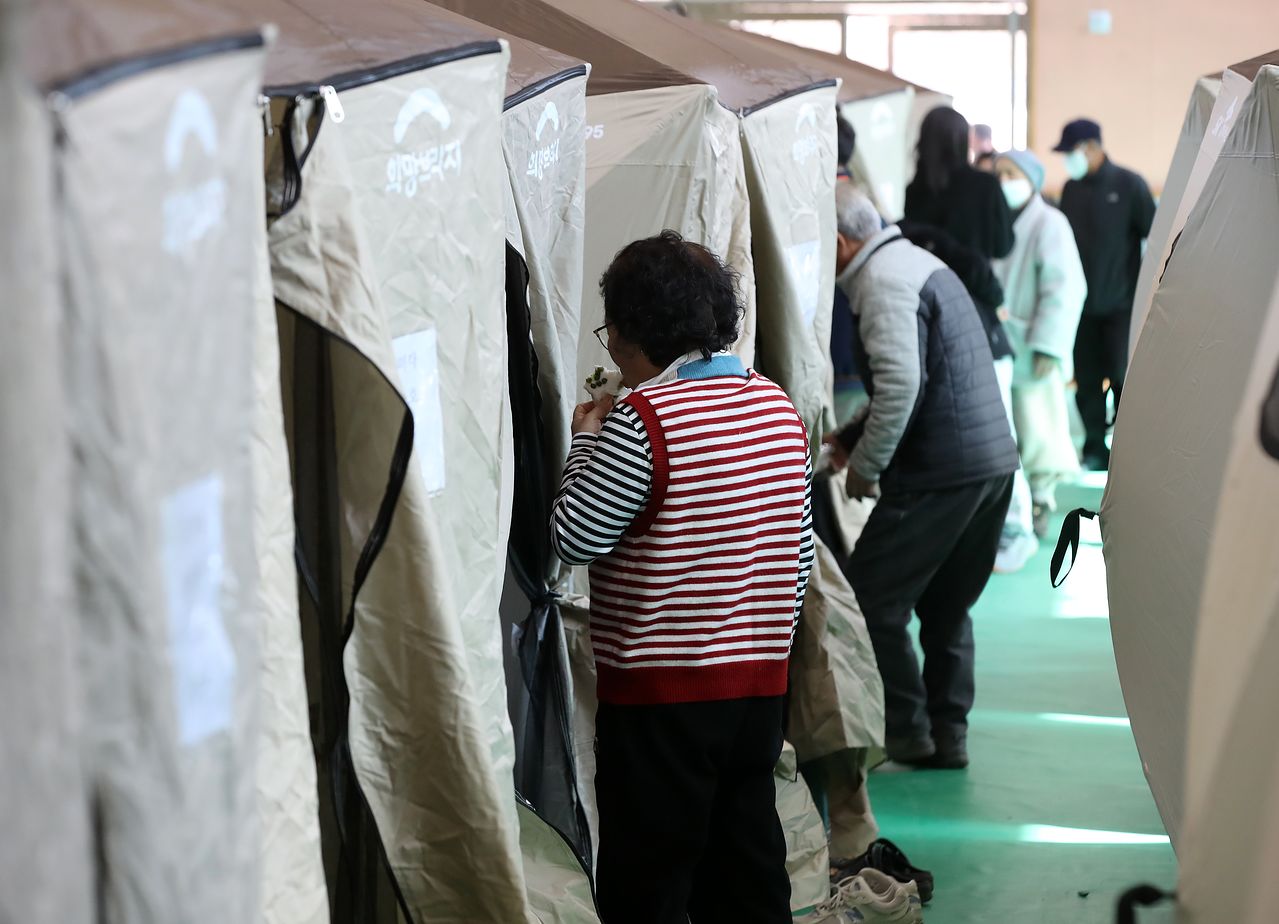 경남 함양 산불 사흘째인 지난달 23일 함양군 유림면 어울림체육관에 함양 산불 이재민 대피소가 마련돼 있다. 뉴스1