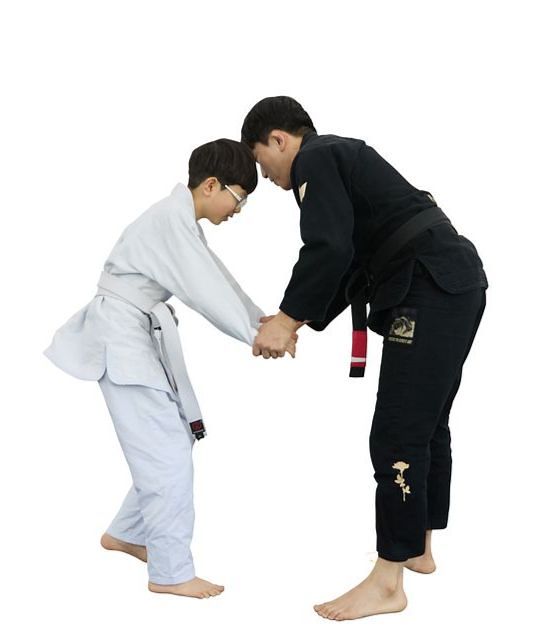 상대의 도복이나 팔·목을 어떻게 잡고 활용하느냐에 따라 공격과 방어가 달라진다며 주짓수 기술을 알려주는 정동석(오른쪽) 관장. 