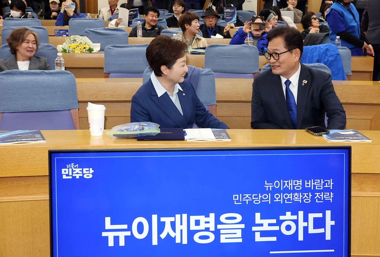 이언주 더불어민주당 최고위원(왼쪽)과 송영길 전 대표가 15일 국회 의원회관에서 열린 '뉴이재명을 논하다' 토론회에서 얘기를 나누고 있다. 연합뉴스 