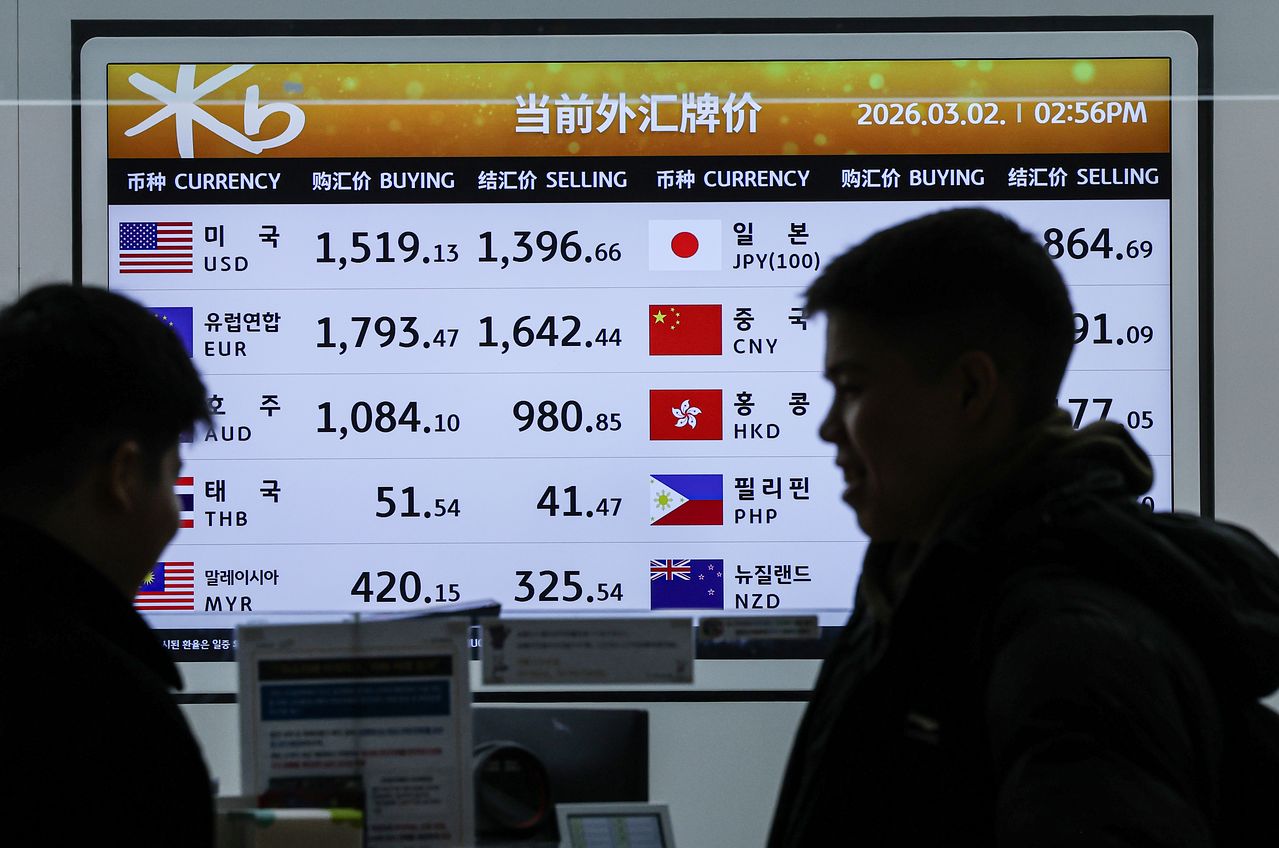 미국과 이스라엘의 이란 공습 여파로 중동 리스크가 고조되고 있는 지난 2일 오후 인천공항 환전소 전광판에 원·달러 환율 시세가 표시돼 있다. 김경록 기자. 