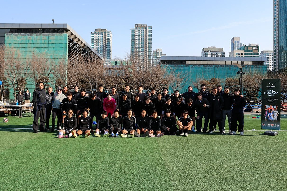 2월 28일, 송도 채드윅 국제학교에서 열린 미국 대학 코치 초청 쇼케이스를 마친 후 참여 선수들과 미국 대학 코치, 그리고 SUMMIT23 관계자들이 한자리에 모여 기념 촬영을 하고 있다.
