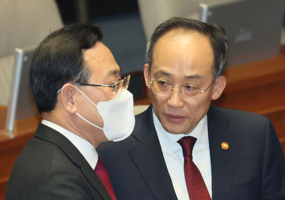 대구시장에 출마한 주호영 의원과 추경호 의원. 연합뉴스