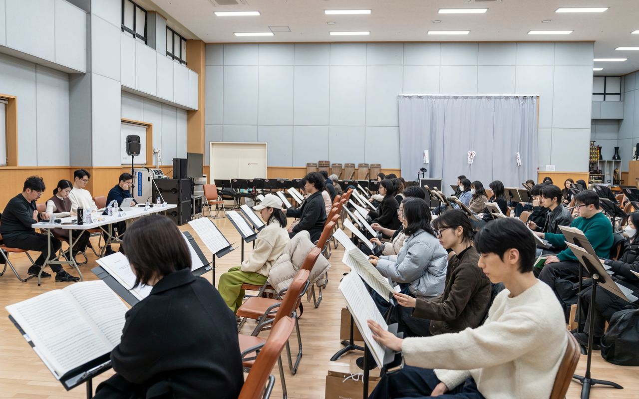 국립국악관현악단 상주작곡가 손다혜, 홍민웅과 40여명의 청취자가 참석한 6일 청음회. [사진 국립국악관현악단]
