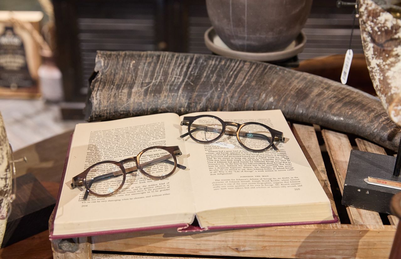 안경은 우리 삶의 질을 높이는 데 빠트릴 수 없는 물건이다. 21세기의 우리는 근시·원시·난시로 인한 시력장애로부터 일상을 제한받지 않는다. 